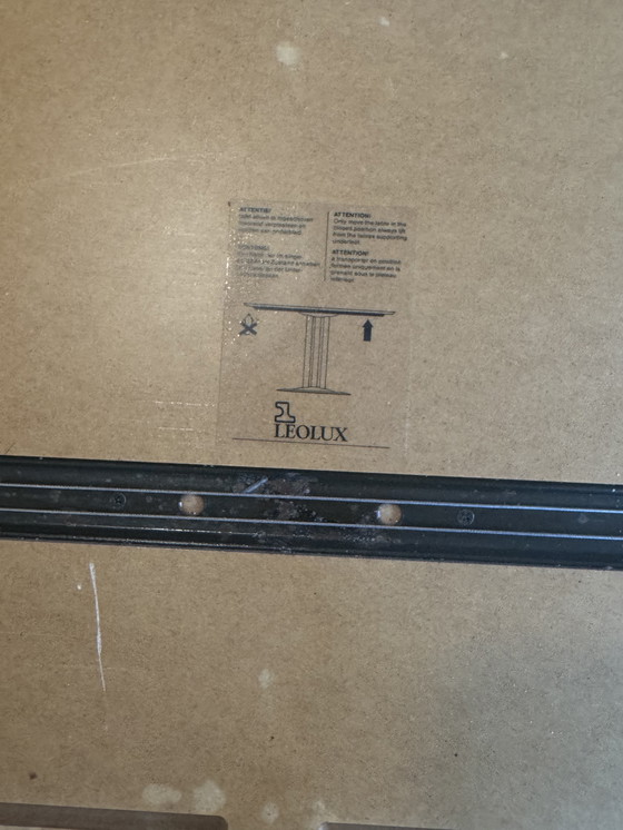 Image 1 of Artifort round/oval dining table