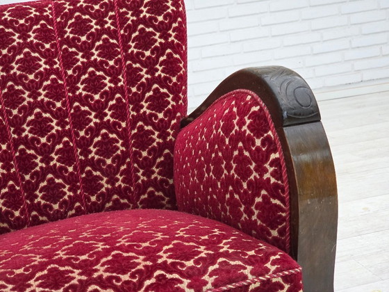 Image 1 of Fauteuil danois des années 1960, revêtement en velours rouge cerise, bois de chêne.