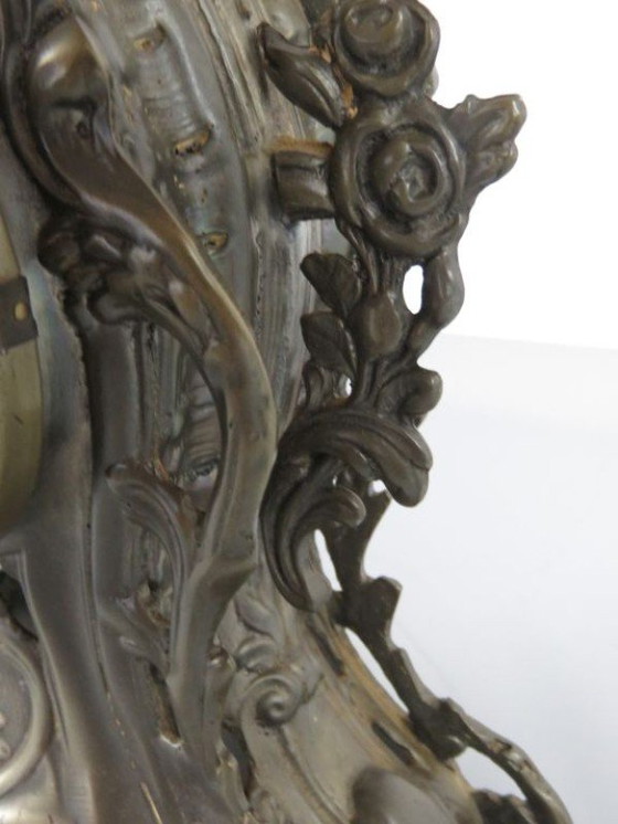 Image 1 of Rococo stijl tafelklok in sierlijk metaal – rijk gedecoreerd – ca. 40 cm