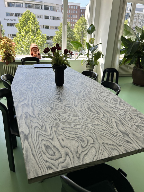 Image 1 of Kundenspezifischer ALPI-Holztisch mit Herman Miller-Fuß