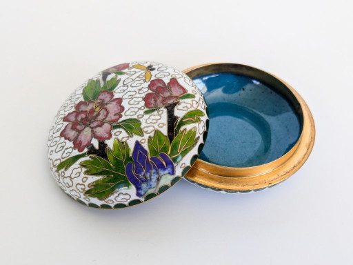 Scatola portagioie vintage in cloisonné, decorata a mano con orchidee e farfalle smaltate. – decoratieve objecten, Brass
