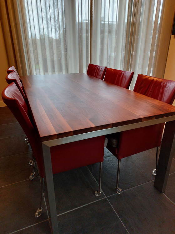 Image 1 of Tavolo in noce massello con 6 sedie abbinate di Bert Plantagie