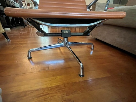 1 x Vitra Eames EA 124 Fauteuil + EA 125 Locker – Leather, Aluminium (photo 2 of 5)