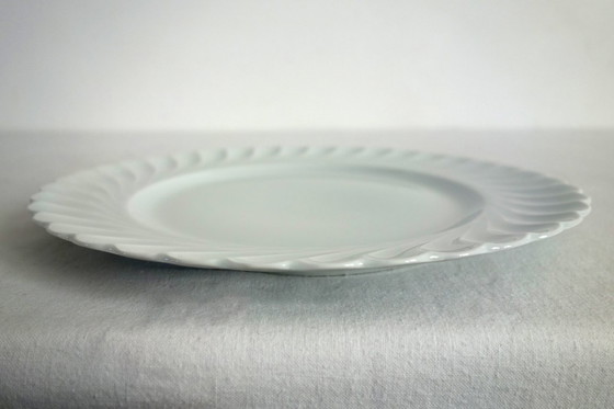 Image 1 of Set van 8 witte, gedraaide porseleinen dinerborden van Limoges Haviland.