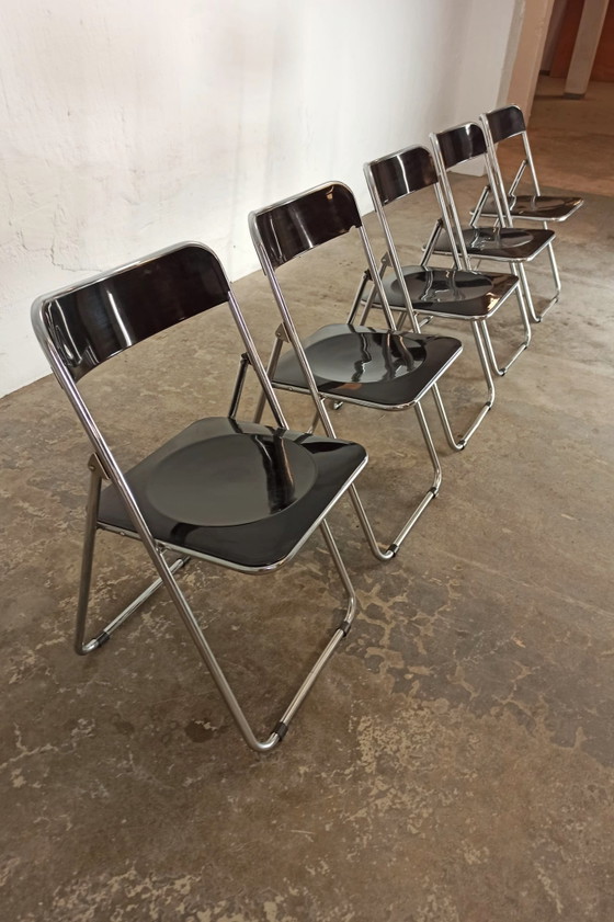 Image 1 of 5 vintage chromen en zwarte klapstoelen