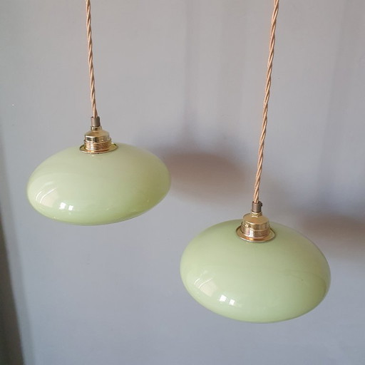 Ensemble de 2 suspensions vintage en verre opalin pastel vert/menthe.