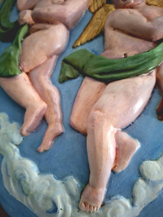 Image 1 of Rilievo ovale raffigurante cherubini e angeli, dipinto a mano su legno | Firmato | Decorazione vintage