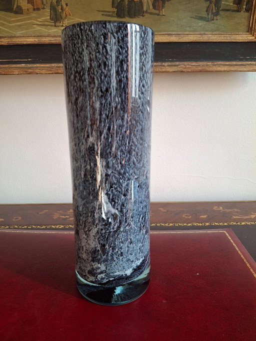 Grote rolvaas van geblazen glas met gespikkelde grijs/paarse camaieu-decoratie