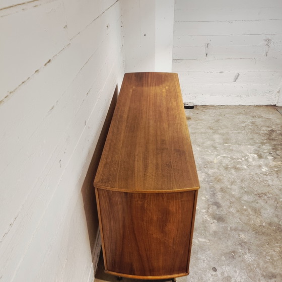 Image 1 of Credenza Fristho di William Watting, in noce e ottone, anni '50.