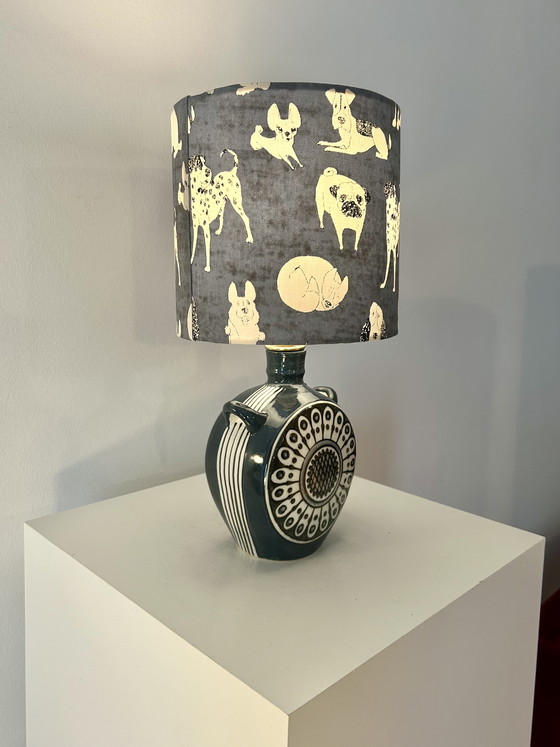 Image 1 of Une lampe de table sans fil très charmante, fabriquée à partir d'un vase en faïence des années 1950/60.