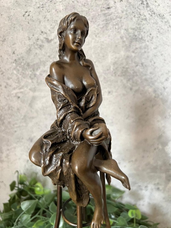 Image 1 of Bronzestatue einer Dame auf einem Stuhl mit einem Apfel