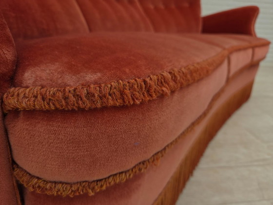 Image 1 of Deense driezitsbank uit de jaren 70, gebogen model, roze meubelvelours.