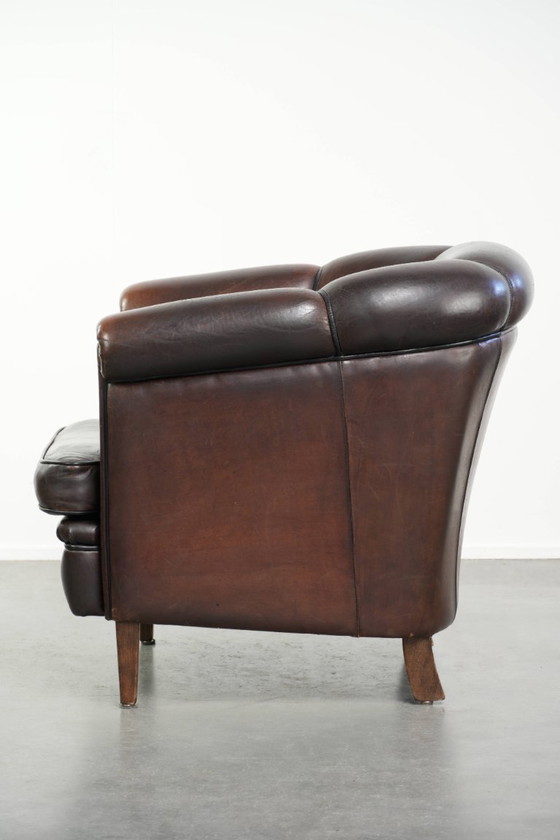 Prachtige set van een schapenleren bankstel samen met zijn bijpassende clubfauteuil met een luxe voorkomen (photo 5 of 22)