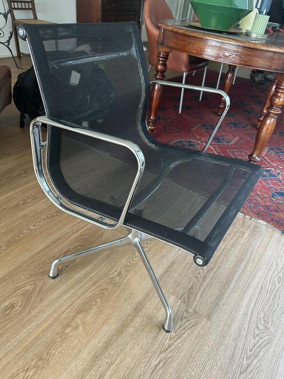 Lot de deux Vitra Eames Aluminium Chairs EA 107 originales, conçues par Charles & Ray Eames. (photo 11 of 14)