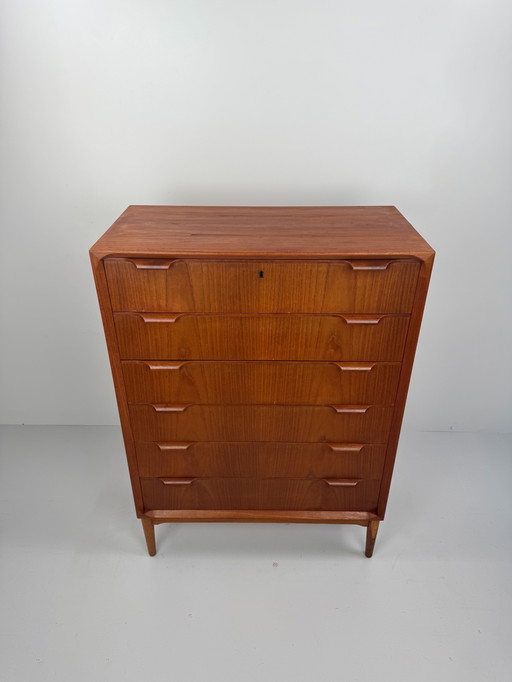 Scandinavian Mid-Century Teak Chest of Drawers – Elegant Sculpted Details