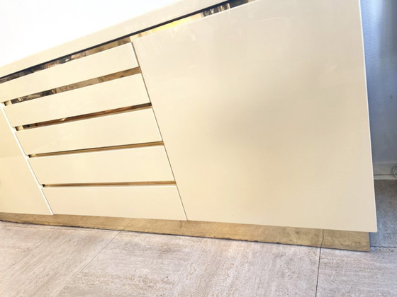 Aparador de Jean-Claude Mahey en laca beige y latón – circa 1970 – Aparadores, Wood (photo 4 of 14)