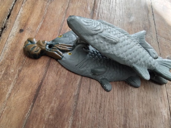Image 1 of Gietijzeren deurklopper met drie vissen