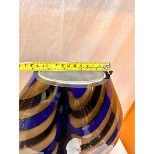 Artistieke Italiaanse vaas van beige handgemaakt Murano-glas met blauwe en bruine rietstengels.