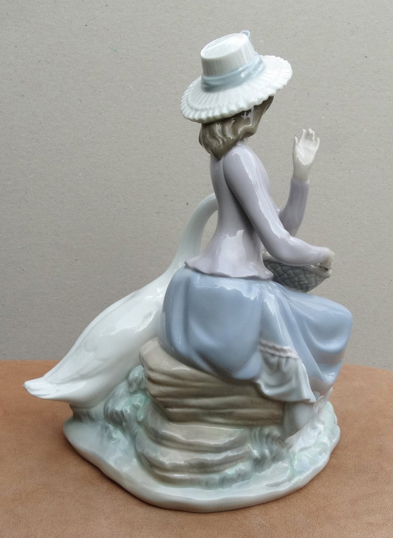 Image 1 of Meisje met een eend, Lladro, Meisje met een witte eend, Jong meisje met een eend