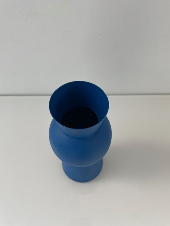 Image 1 of Jarrón de diseño moderno azul fabricado en aluminio con recubrimiento en polvo.