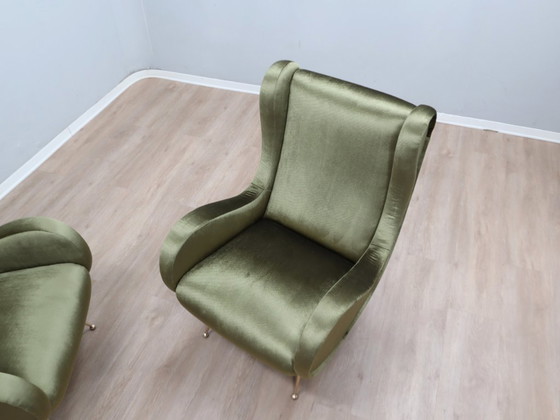 Image 1 of Par de sillones italianos de los años 50, estilo Senior Zanuso, tapizados en terciopelo verde.