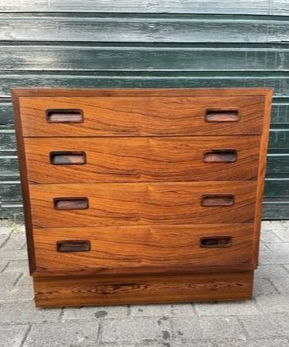 Commode à 4 tiroirs en bois de rose de belle apparence