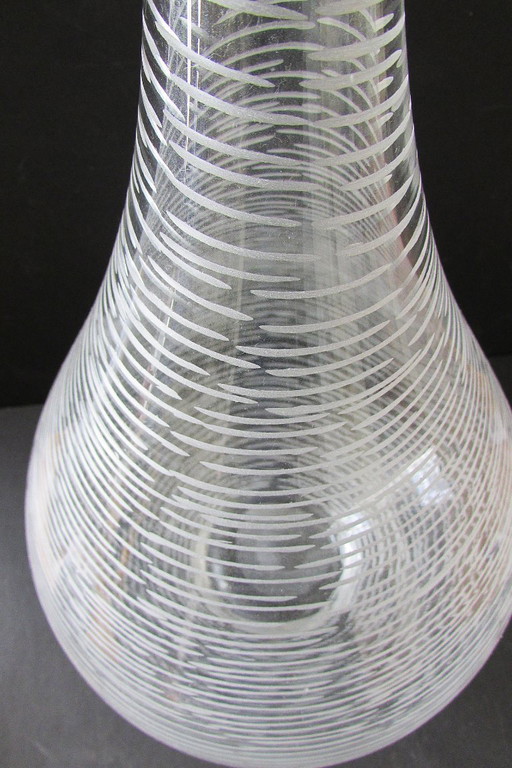 Handgeblazen en handgeëtste vaas van helder glas 