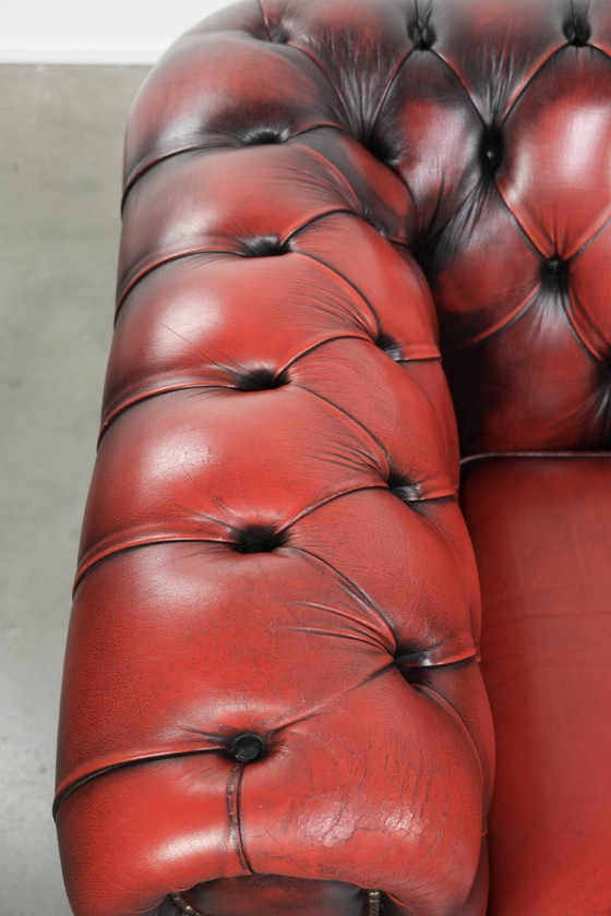 Image 1 of Englisches Chesterfield-Sofa, 2,5-/3-Sitzer, aus Rindsleder in luxuriösem Rot