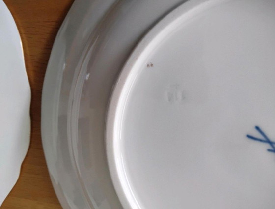 Image 1 of 4 vintage Meissen porseleinen taartschalen met bloemmotief en gouden rand.