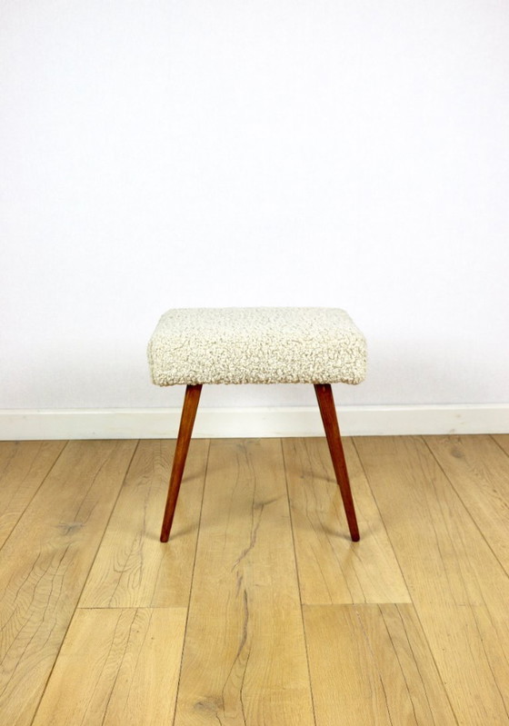 Image 1 of Taburete alto con asiento de bouclé beige y patas redondas de haya de los años 70.