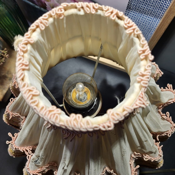 Image 1 of Lampada da tavolo vintage con gamba in legno, alta 40 cm, piccolo danno al paralume