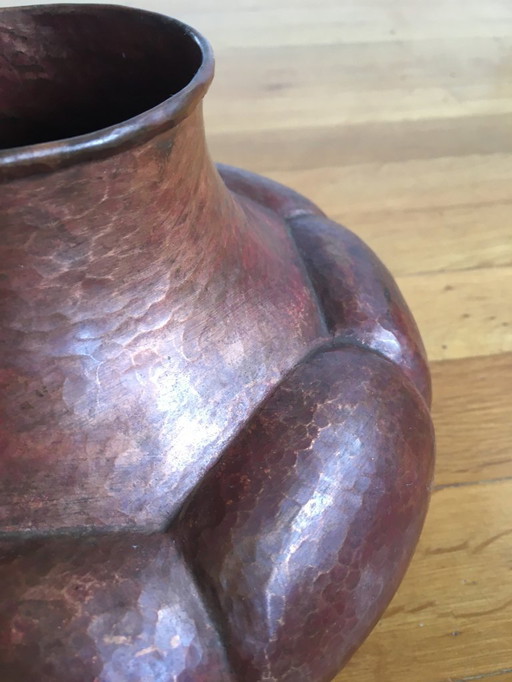 Vase aus gehämmerten Kupfer