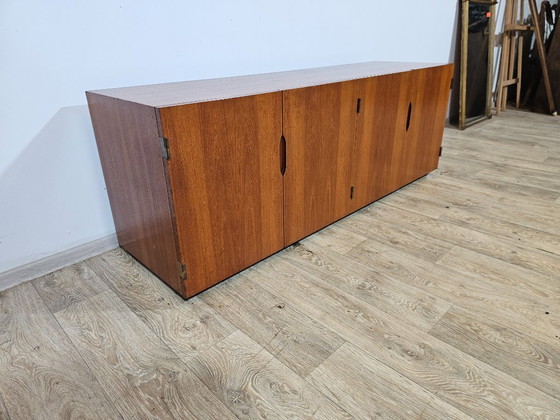 Image 1 of Icono del diseño, cómoda de teca, estilo moderno de mediados de siglo, década de 1960.