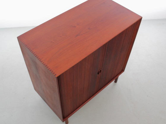 Image 1 of Piccola credenza scandinava in teak massello con ante a tenda Modello 301