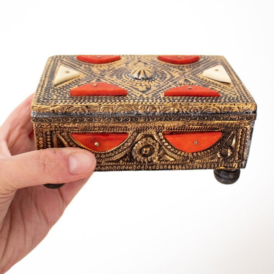 Image 1 of Boîte d'art populaire marocain aux tons or, rouge et blanc