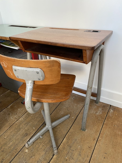 Vintage schooltafeltje en stoeltje 