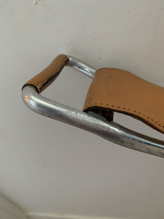 Sedile a Bastone Vintage in Alluminio Cromato, Pelle Patinata – Oggetti decorativi, Aluminium, Leather (photo 2 of 14)
