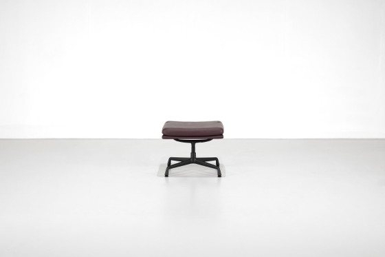 EA 223 Ottoman Stool designed by Charles and Ray Eames for Vitra, USA, 1969. – Display cabinets, Aluminium (photo 3 of 19)