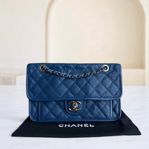 Chanel French Riviera – Gestepptes Kalbsleder mit Caviar-Muster, blau-silberne Beschläge, Serie 15