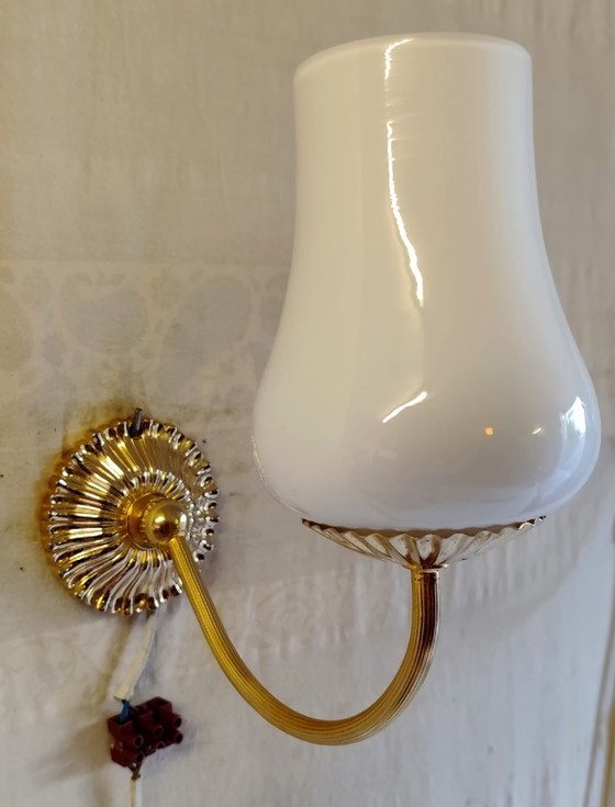 Wandleuchten aus vergoldetem Messing und Opalglas-Tulpe - Mitte 20. Jh. – Brass (photo 8 of 10)