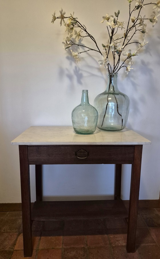Image 1 of Elegante mesa auxiliar antigua con tapa de mármol.