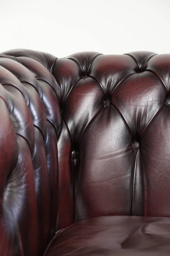 Englischer Chesterfield Club Sessel aus Rindsleder in einer schönen roten Farbe – Leather, Klassiek (photo 11 of 12)