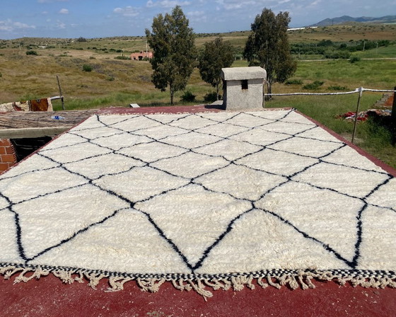Image 1 of Extra Large Vintage Beni Ourain Rug 426x344 cm – Authentic Moroccan Wool Rug – Ivory Black Diamond Pattern – Oversized Boho Luxe