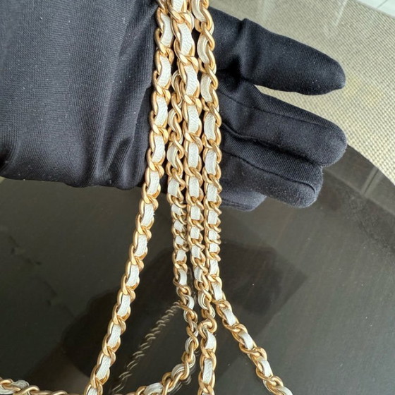Image 1 of Pochette Chanel rotonda con perle e catena in pelle di vitello bianca con finiture in oro anticato 29