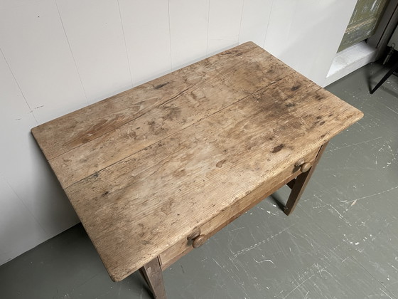 Antique pine side table. €125 – Wood (photo 6 of 6)