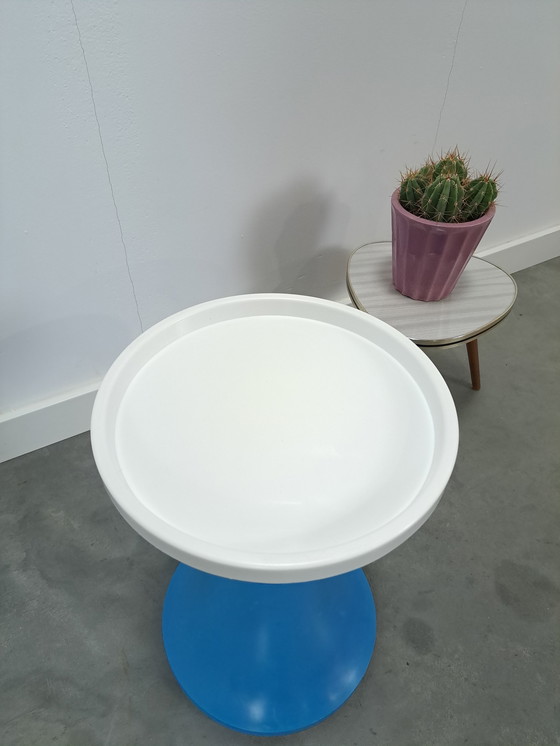 Image 1 of Sgabello VEB in plastica blu con bianco n. 2 Vintage