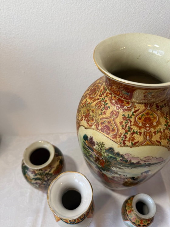 Set di 4 vasi in porcellana stile Satsuma, dipinti a mano con decorazioni dorate, grandi 36 cm – Porcelain (photo 4 of 16)