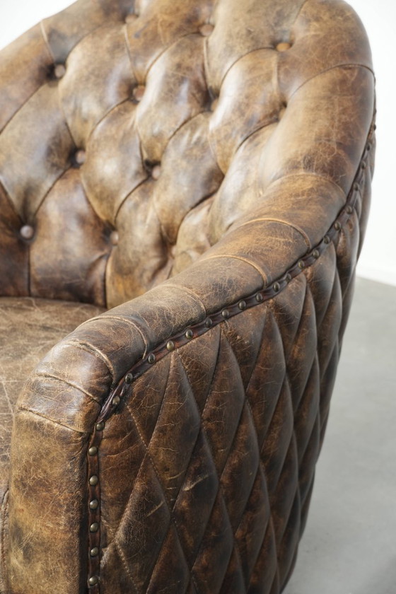 Image 1 of Einzigartiger, stilvoller und bequemer Chesterfield-Clubsessel aus Kuhfell mit einer wunderschönen Farbkombination.