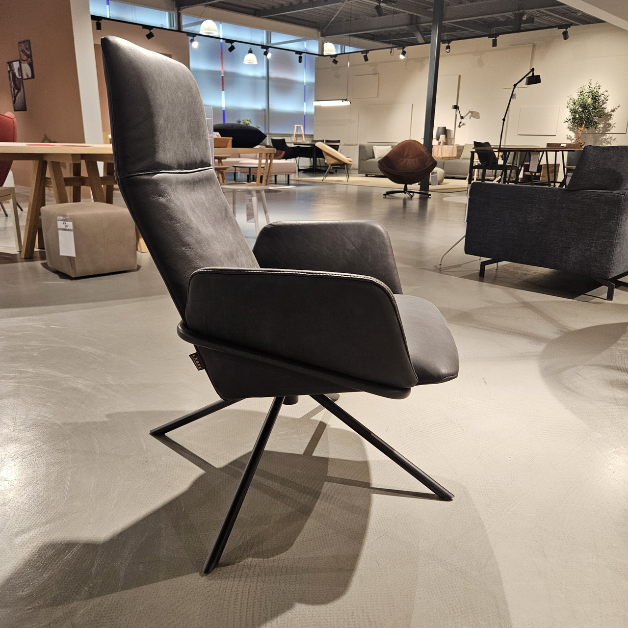 LABEL vandenberg Easy swivel armchair | €1,599 | Whoppah