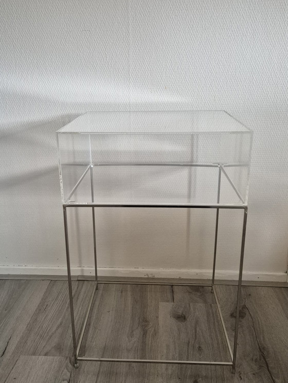 Image 1 of Table d'appoint moderne en plexiglas et aluminium
